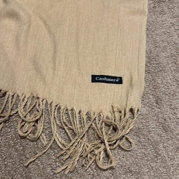 Beautiful lot of designer scarfs selling as a bundle - Picture 9 of 17